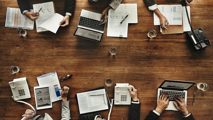 Associum vs. ChatGPT: Why General-Purpose AI Falls Short for High-Stakes Professional Work
